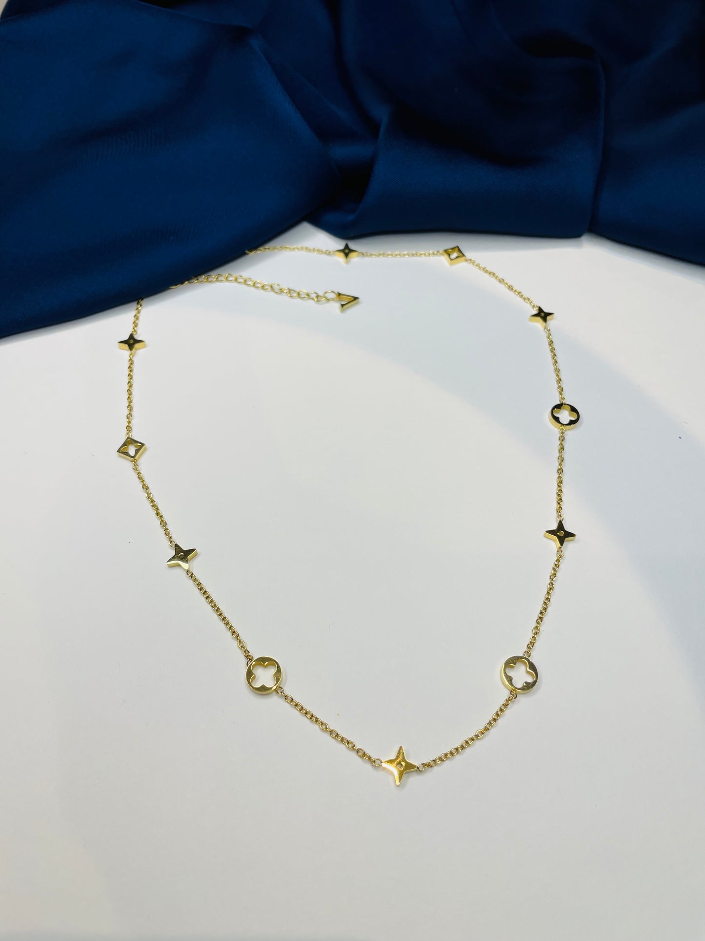 Le collier Kendal est en acier inoxydable. Collier fin avec de jolis motifs, un magnifique dupe de la maison LV, so chic ! Créez votre parure avec le bracelet Kendal ! Bijoux fantaisie Clotaire-R