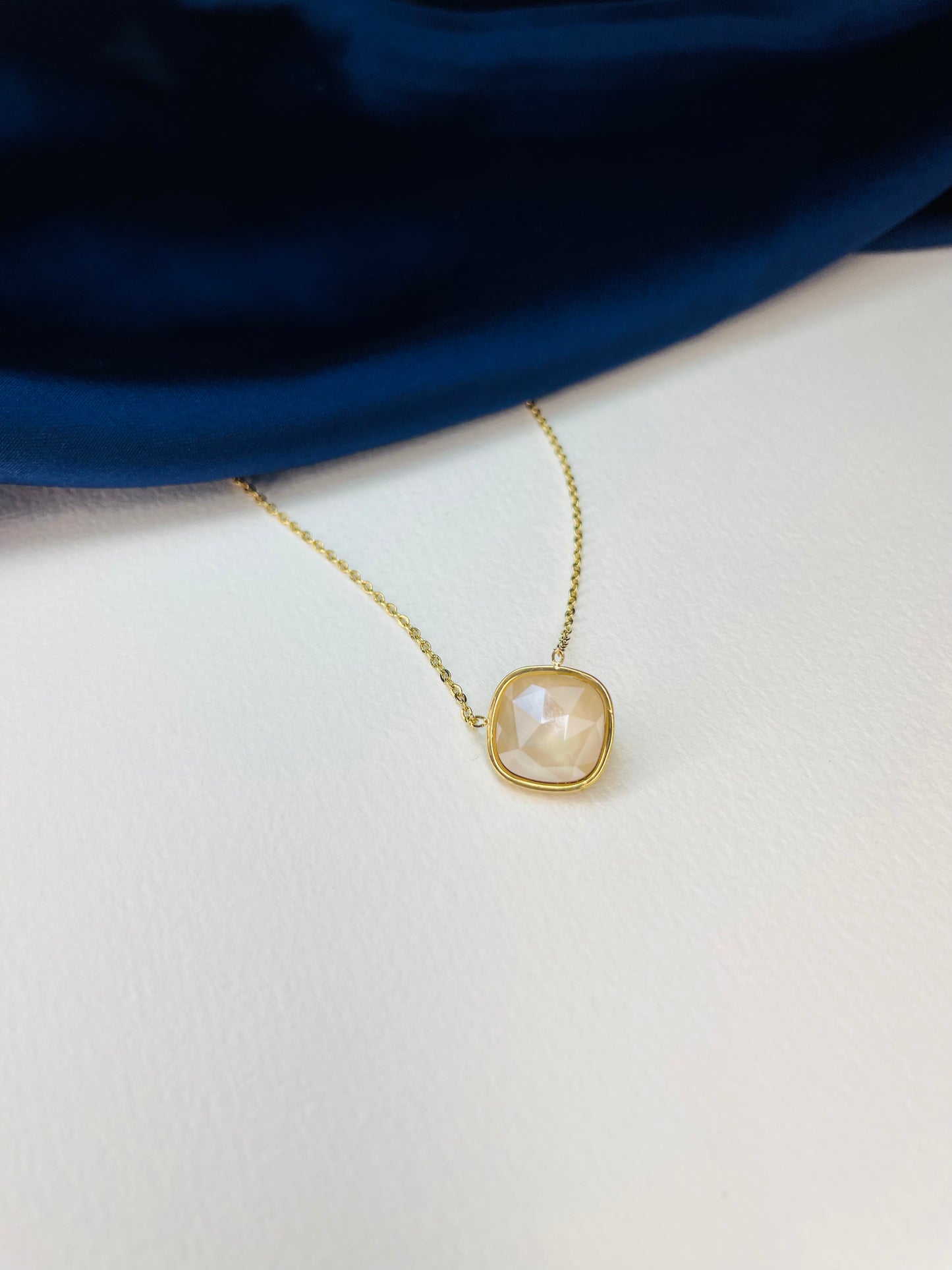 Le collier Chrystelle est en acier inoxydable. Un collier fin orné d'un cristal taillé, non amovible. Un bijou fin et élégant pour un style minimaliste chic ! Bijoux fantaisie Clotaire-R