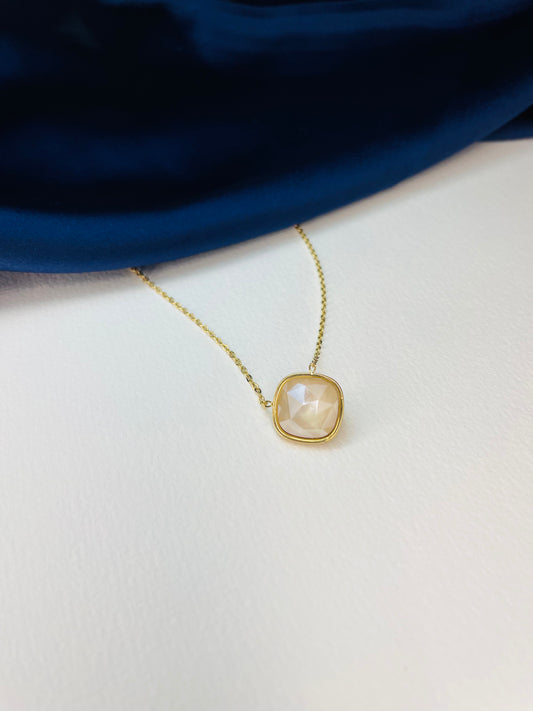 Le collier Chrystelle est en acier inoxydable. Un collier fin orné d'un cristal taillé, non amovible. Un bijou fin et élégant pour un style minimaliste chic ! Bijoux fantaisie Clotaire-R