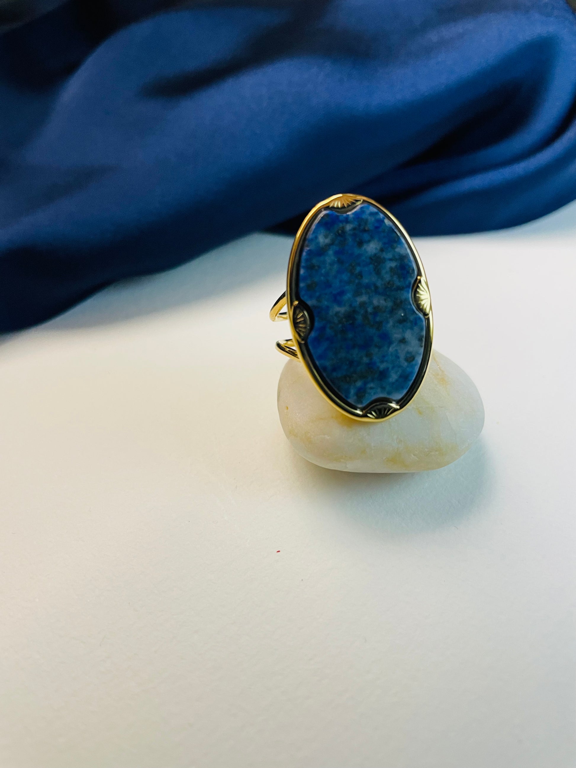 La bague Clotaire est en acier inoxydable. Composée d'une pierre naturelle ovale bleu posée sur un anneau aux 4 griffes. Bijoux fantaisie Clotaire-R