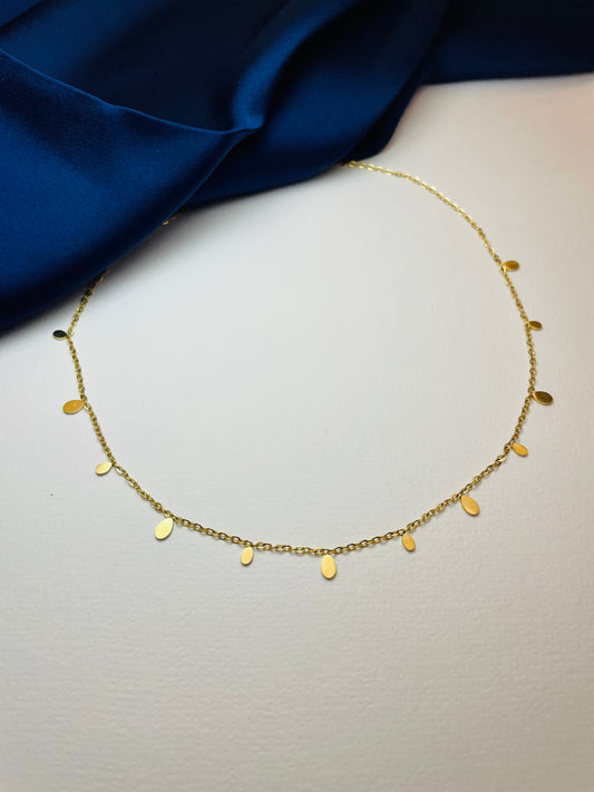 Le collier Léonie est en acier inoxydable. Collier fin avec des pampilles en forme de gouttes, un indispensable simple et élégant à avoir dans sa boite à bijoux ! bijoux fantaisie Clotaire-R